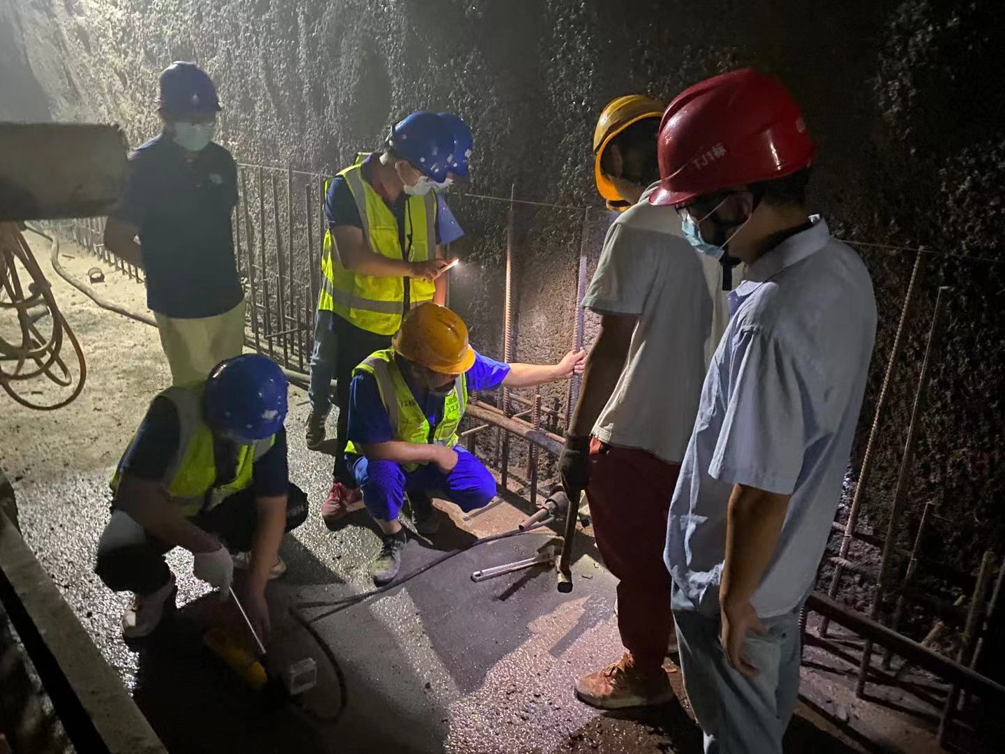 1627611469129559.jpg 隧道錨桿拉拔現(xiàn)場(chǎng)檢測(cè).jpg